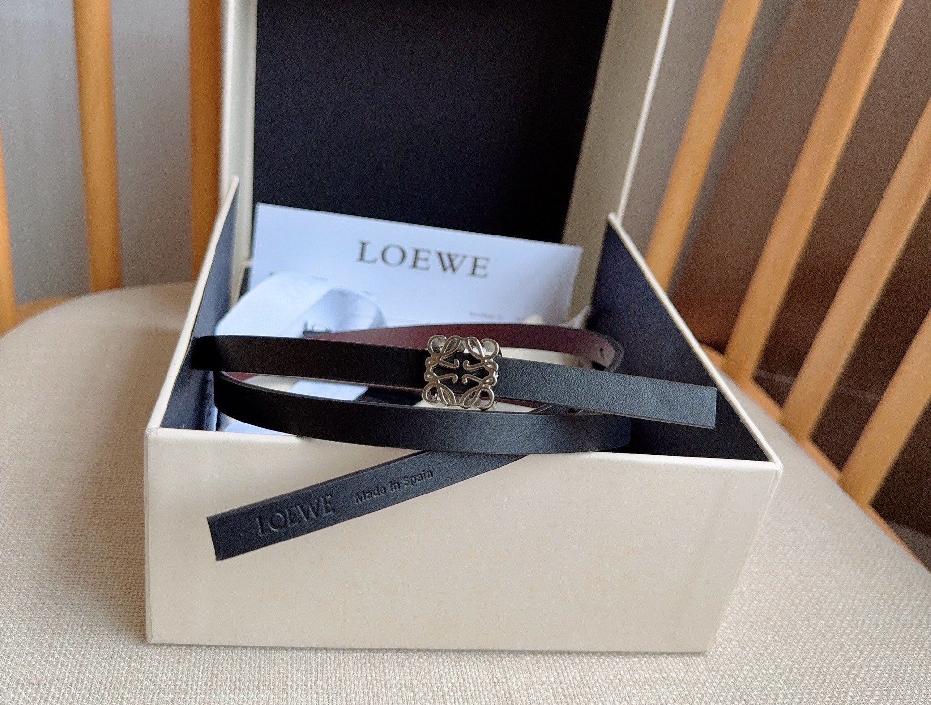 LOEWE （罗意威）专柜最新同款腰带[庆祝][庆祝]  选用光滑牛皮革双面腰带   亮面Anagram立方体针扣 五孔