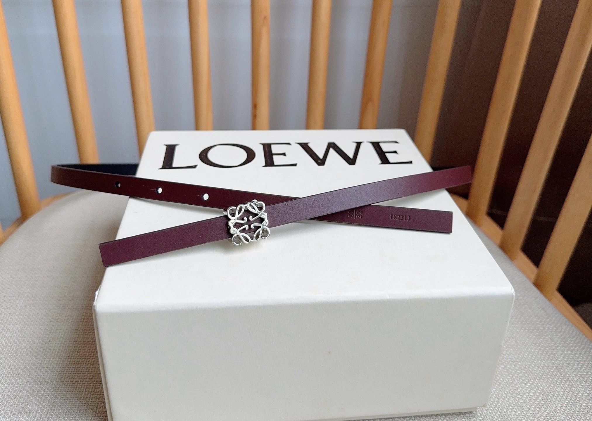 LOEWE （罗意威）专柜最新同款腰带[庆祝][庆祝]  选用光滑牛皮革双面腰带   亮面Anagram立方体针扣 五孔