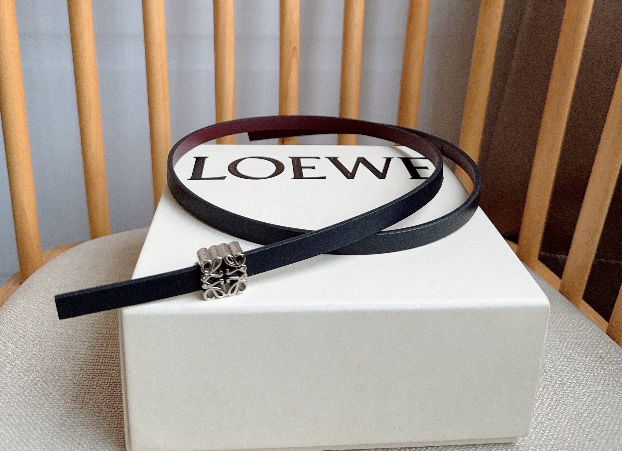 LOEWE （罗意威）专柜最新同款腰带[庆祝][庆祝]  选用光滑牛皮革双面腰带   亮面Anagram立方体针扣 五孔