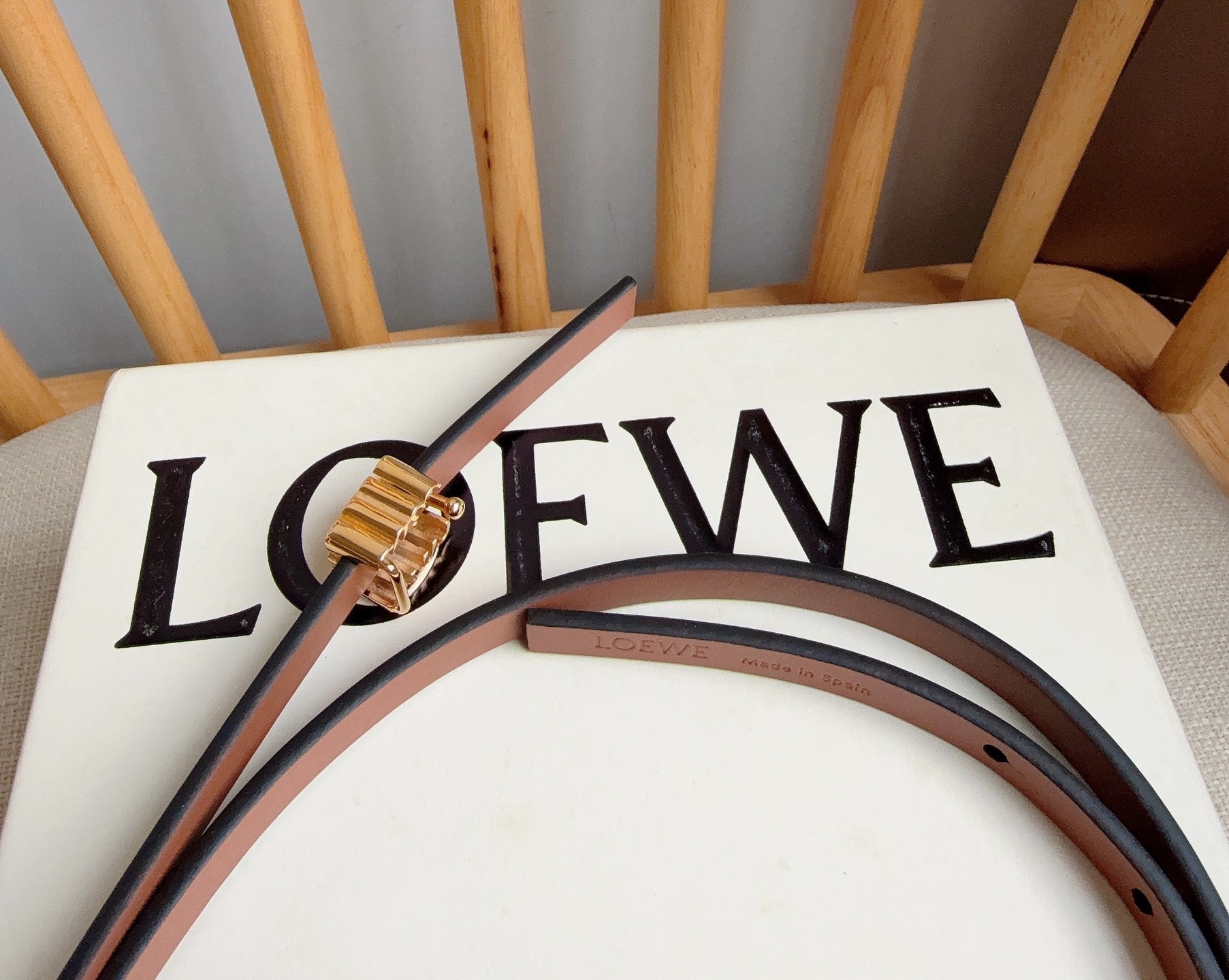 LOEWE （罗意威）专柜最新同款腰带[庆祝][庆祝]  选用光滑牛皮革双面腰带   亮面Anagram立方体针扣 五孔
