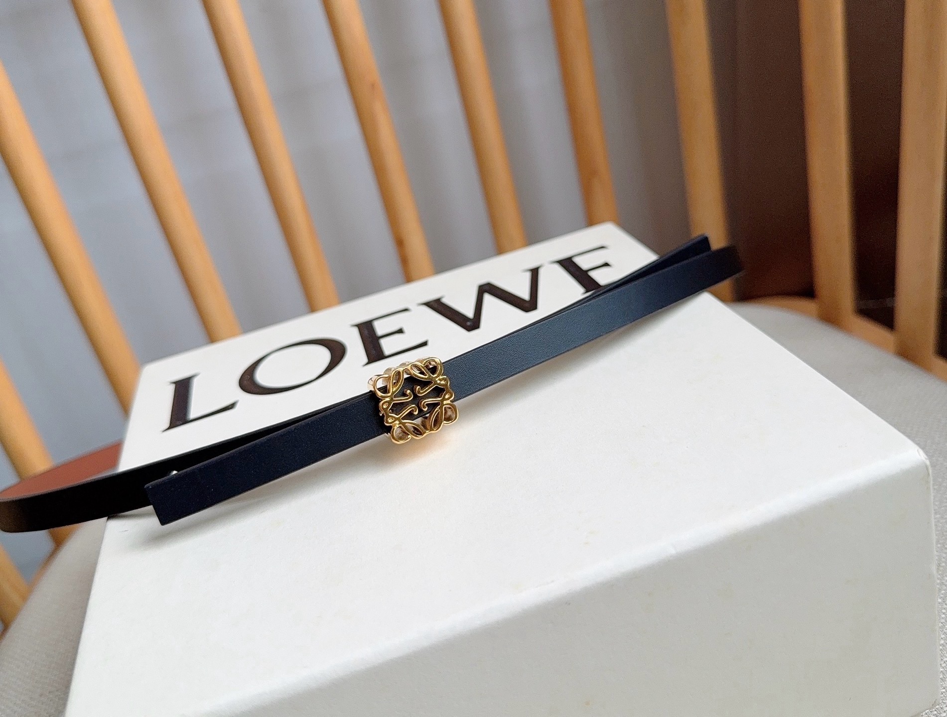 LOEWE （罗意威）专柜最新同款腰带[庆祝][庆祝]  选用光滑牛皮革双面腰带   亮面Anagram立方体针扣 五孔