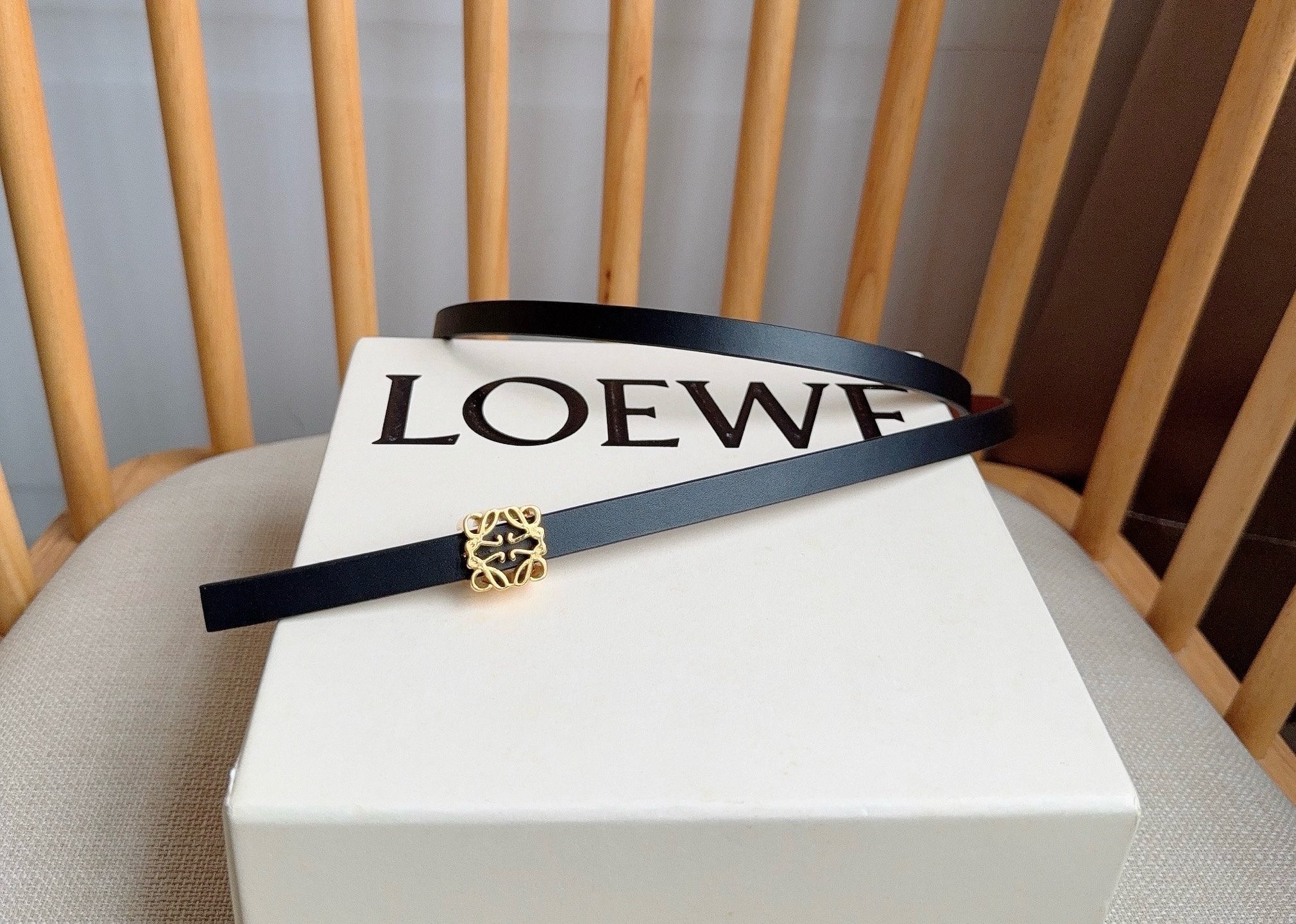 LOEWE （罗意威）专柜最新同款腰带[庆祝][庆祝]  选用光滑牛皮革双面腰带   亮面Anagram立方体针扣 五孔
