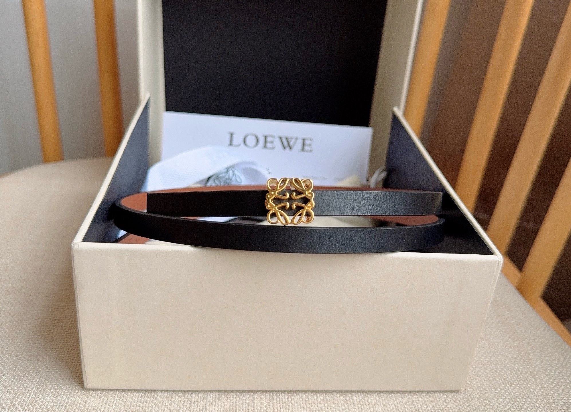 LOEWE （罗意威）专柜最新同款腰带[庆祝][庆祝]  选用光滑牛皮革双面腰带   亮面Anagram立方体针扣 五孔