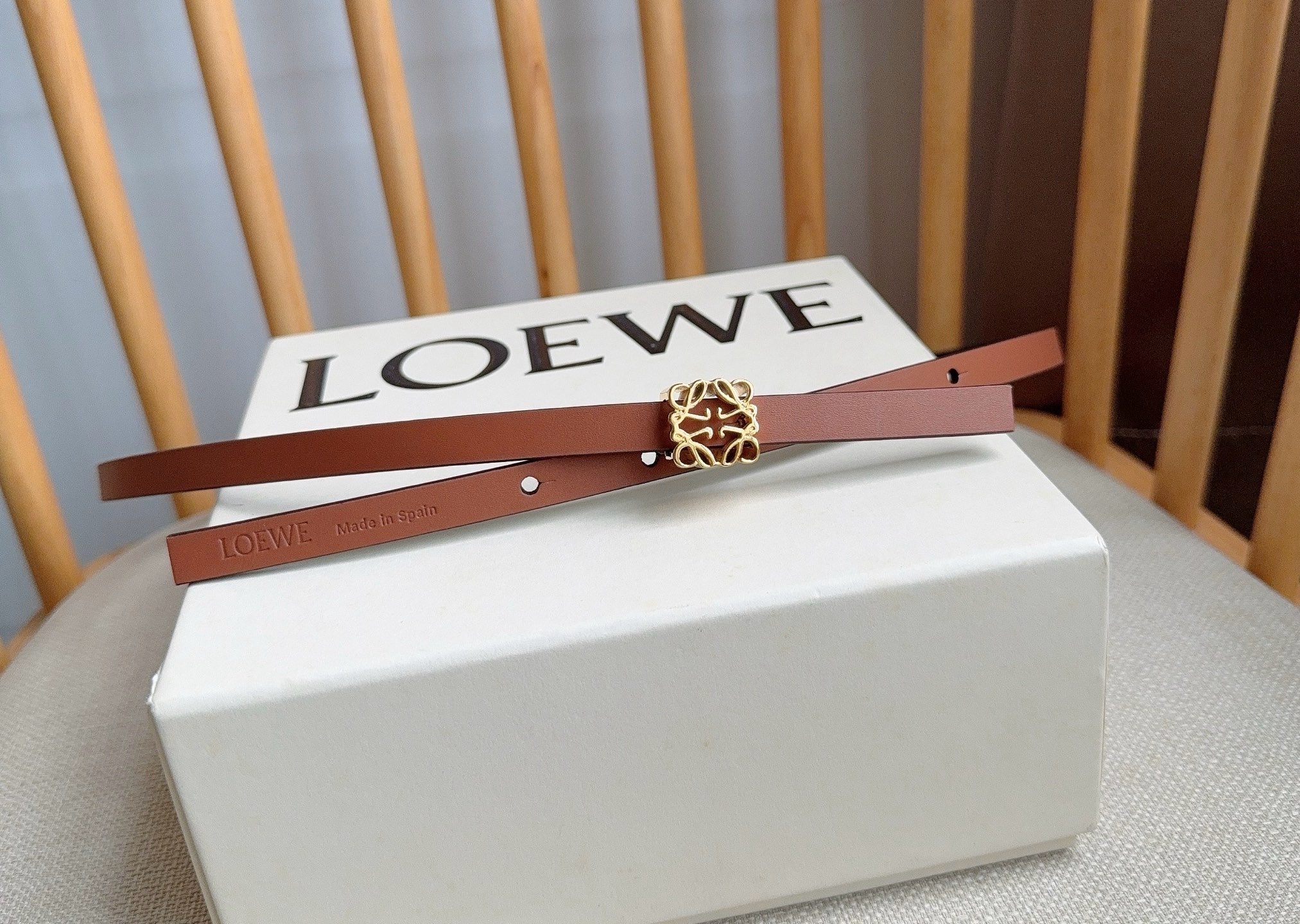 LOEWE （罗意威）专柜最新同款腰带[庆祝][庆祝]  选用光滑牛皮革双面腰带   亮面Anagram立方体针扣 五孔