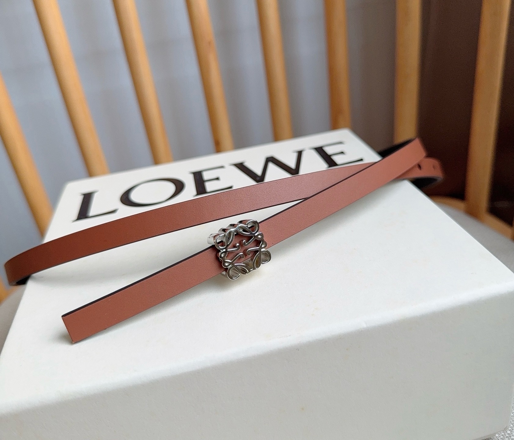 LOEWE （罗意威）专柜最新同款腰带[庆祝][庆祝]  选用光滑牛皮革双面腰带   亮面Anagram立方体针扣 五孔