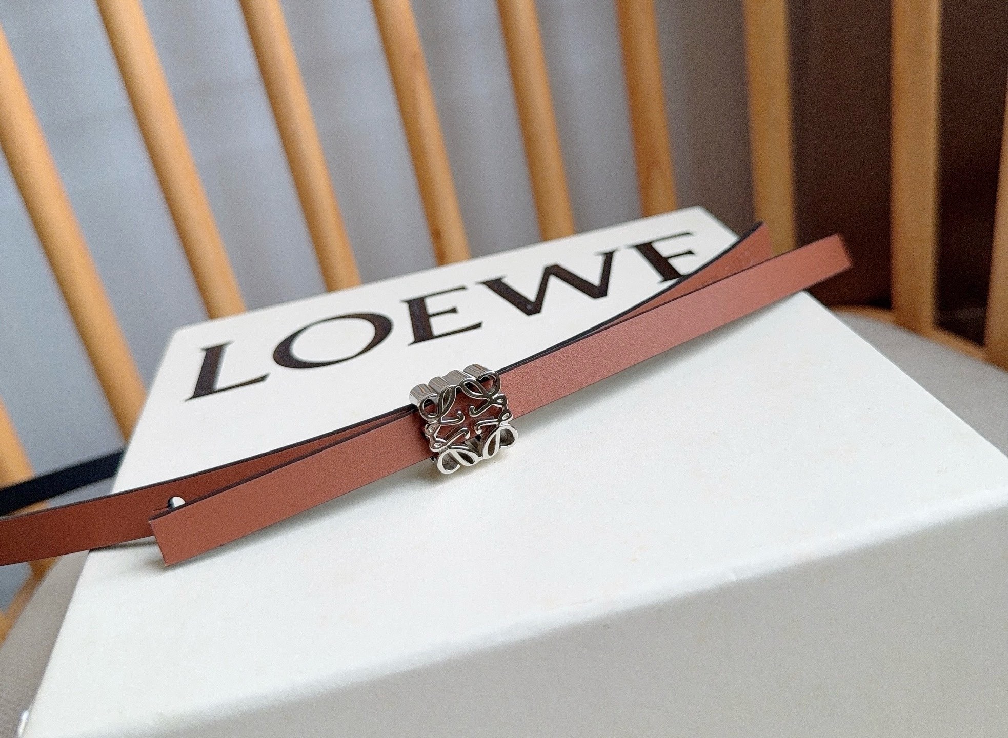 LOEWE （罗意威）专柜最新同款腰带[庆祝][庆祝]  选用光滑牛皮革双面腰带   亮面Anagram立方体针扣 五孔