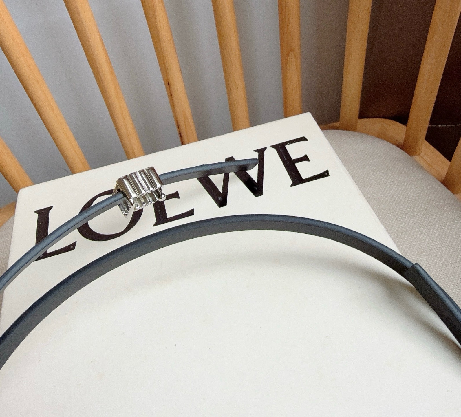 LOEWE （罗意威）专柜最新同款腰带[庆祝][庆祝]  选用光滑牛皮革双面腰带   亮面Anagram立方体针扣 五孔
