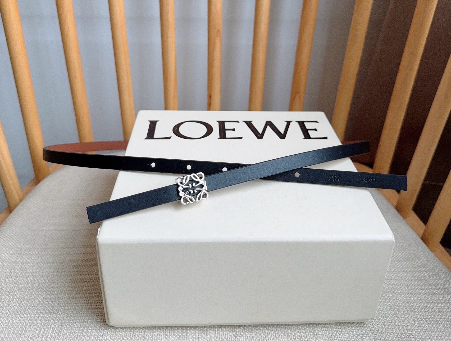 LOEWE （罗意威）专柜最新同款腰带[庆祝][庆祝]  选用光滑牛皮革双面腰带   亮面Anagram立方体针扣 五孔