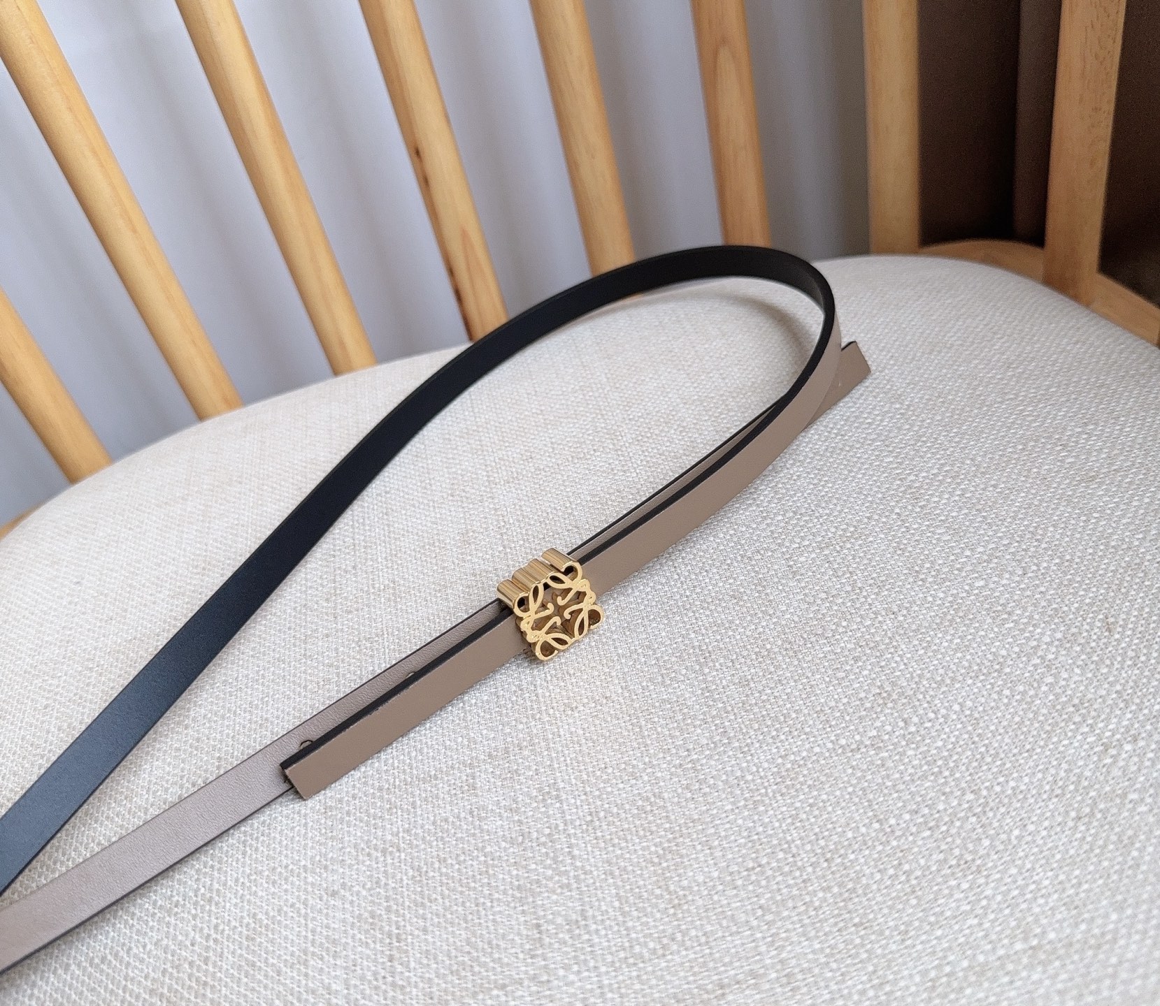 LOEWE （罗意威）专柜最新同款腰带[庆祝][庆祝]  选用光滑牛皮革双面腰带   亮面Anagram立方体针扣 五孔