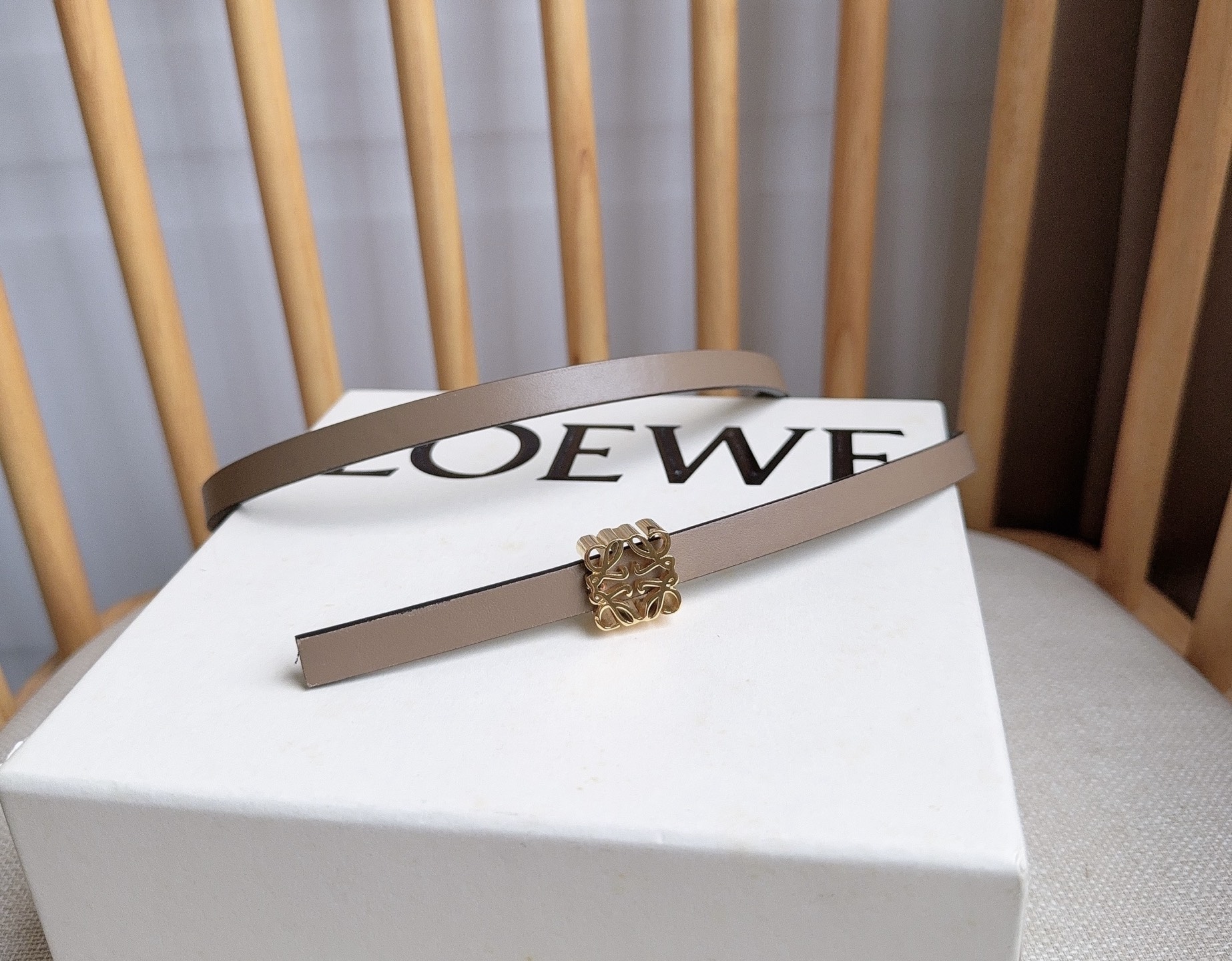 LOEWE （罗意威）专柜最新同款腰带[庆祝][庆祝]  选用光滑牛皮革双面腰带   亮面Anagram立方体针扣 五孔