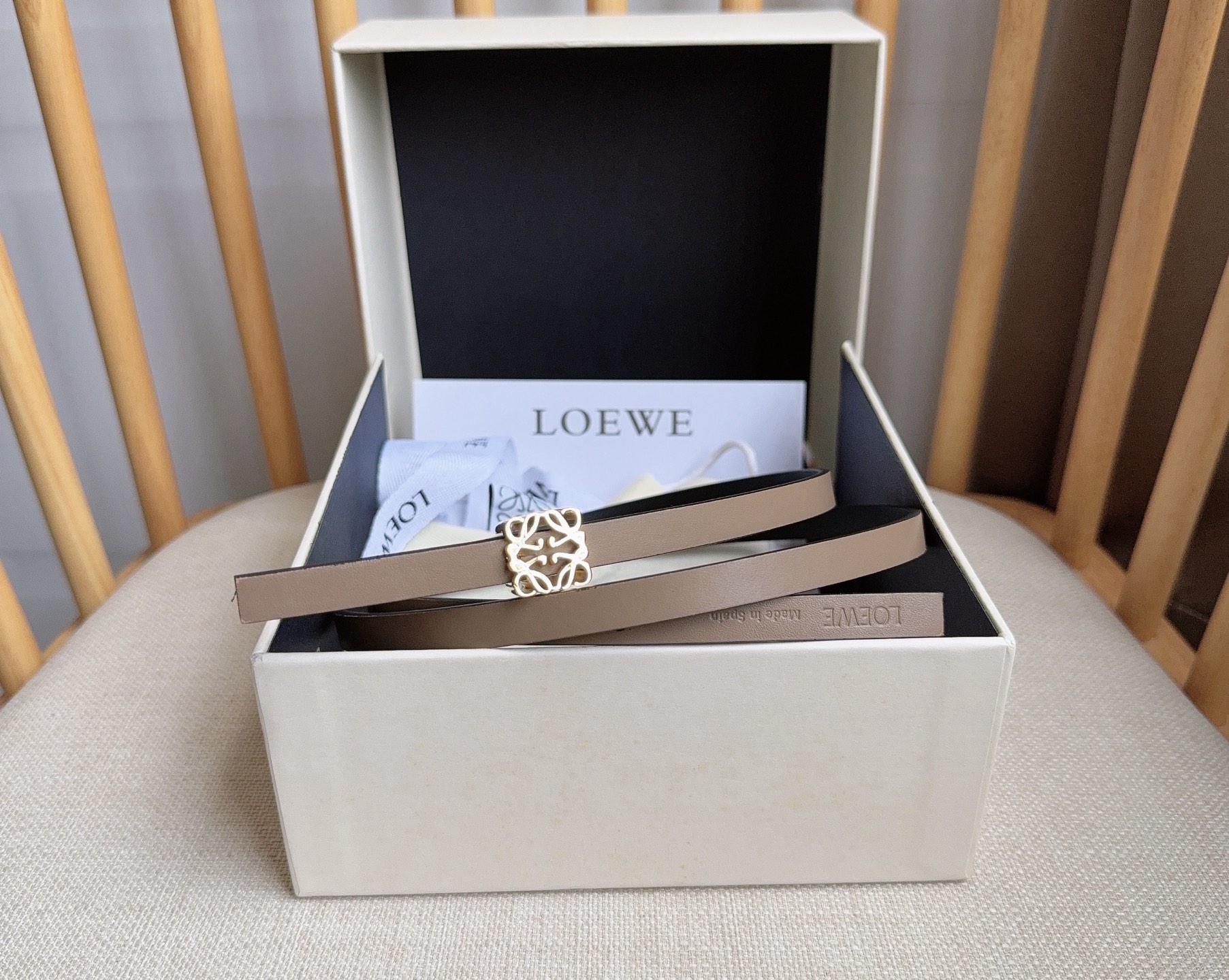 LOEWE （罗意威）专柜最新同款腰带[庆祝][庆祝]  选用光滑牛皮革双面腰带   亮面Anagram立方体针扣 五孔