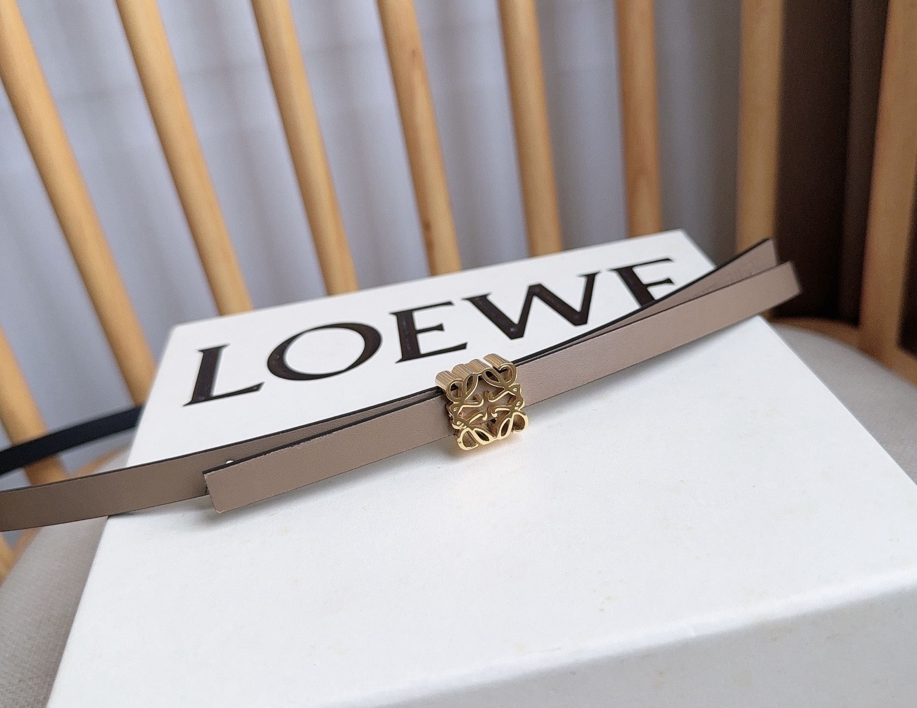 LOEWE （罗意威）专柜最新同款腰带[庆祝][庆祝]  选用光滑牛皮革双面腰带   亮面Anagram立方体针扣 五孔