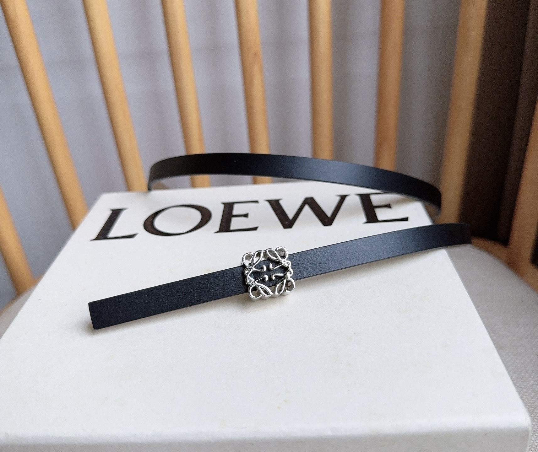 LOEWE （罗意威）专柜最新同款腰带[庆祝][庆祝]  选用光滑牛皮革双面腰带   亮面Anagram立方体针扣 五孔