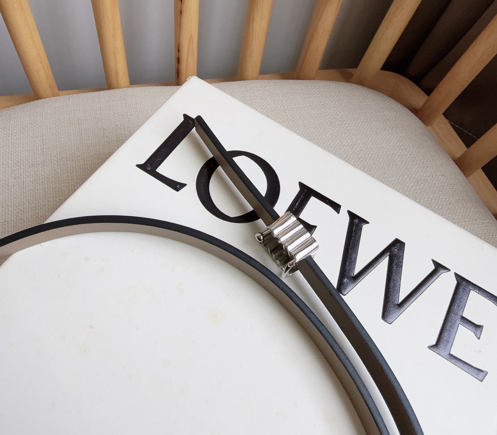 LOEWE （罗意威）专柜最新同款腰带[庆祝][庆祝]  选用光滑牛皮革双面腰带   亮面Anagram立方体针扣 五孔