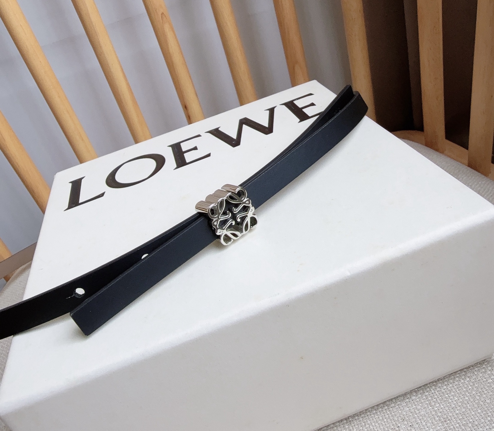 LOEWE （罗意威）专柜最新同款腰带[庆祝][庆祝]  选用光滑牛皮革双面腰带   亮面Anagram立方体针扣 五孔