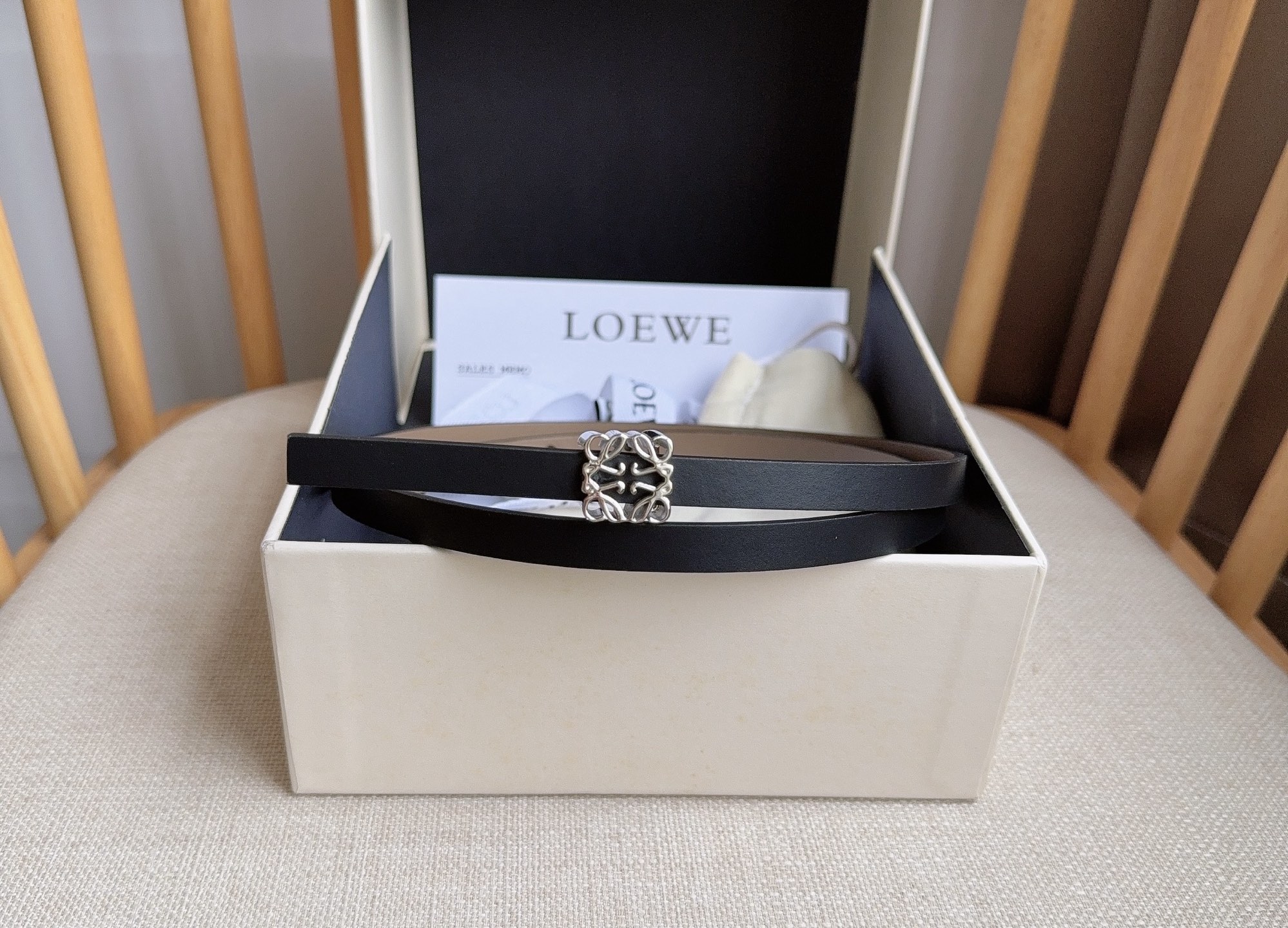 LOEWE （罗意威）专柜最新同款腰带[庆祝][庆祝]  选用光滑牛皮革双面腰带   亮面Anagram立方体针扣 五孔