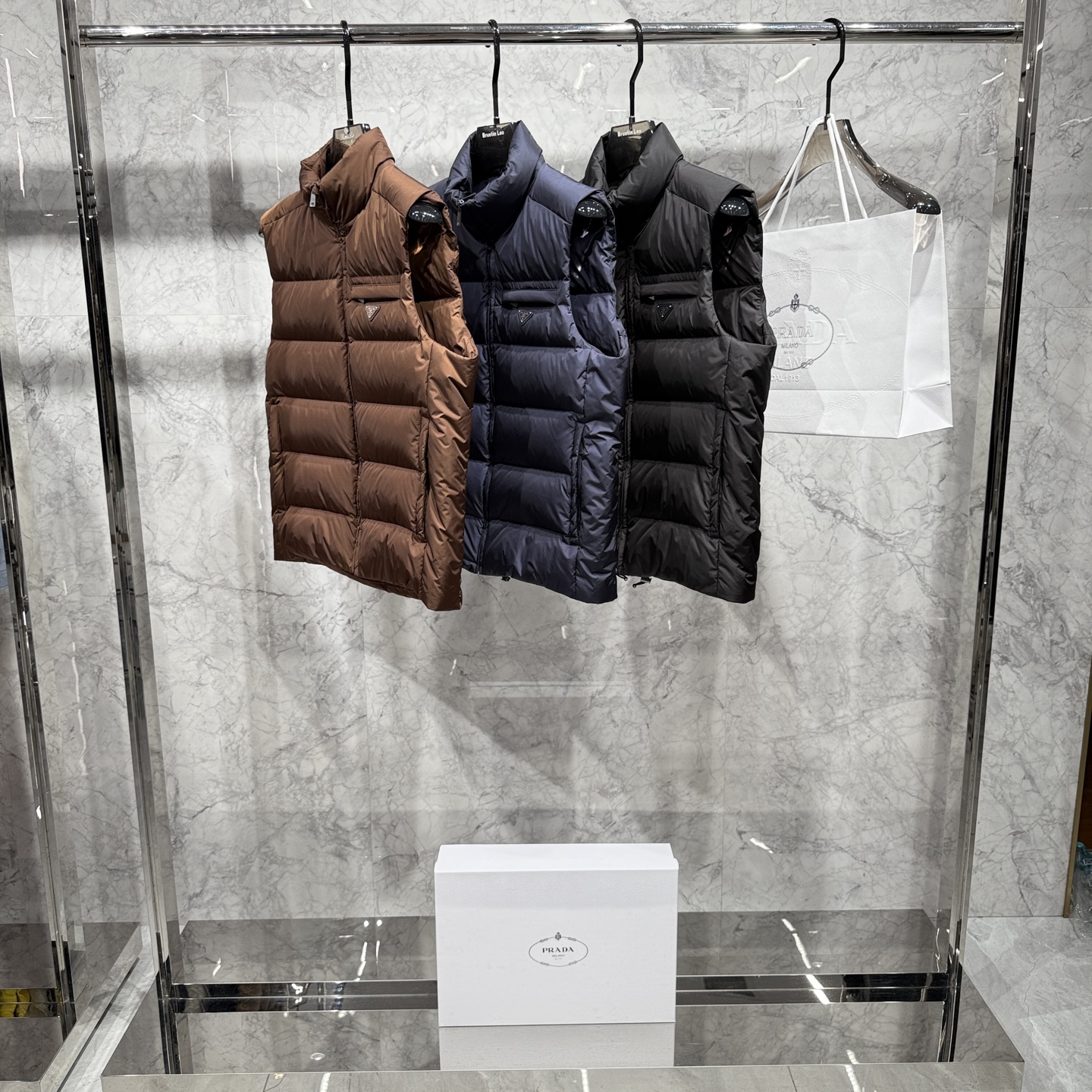 款号690725秋冬新品发布，啪嗒最新款羽绒马甲出货，全部原版购入，今年最新色，无论面料和辅料，真正做到