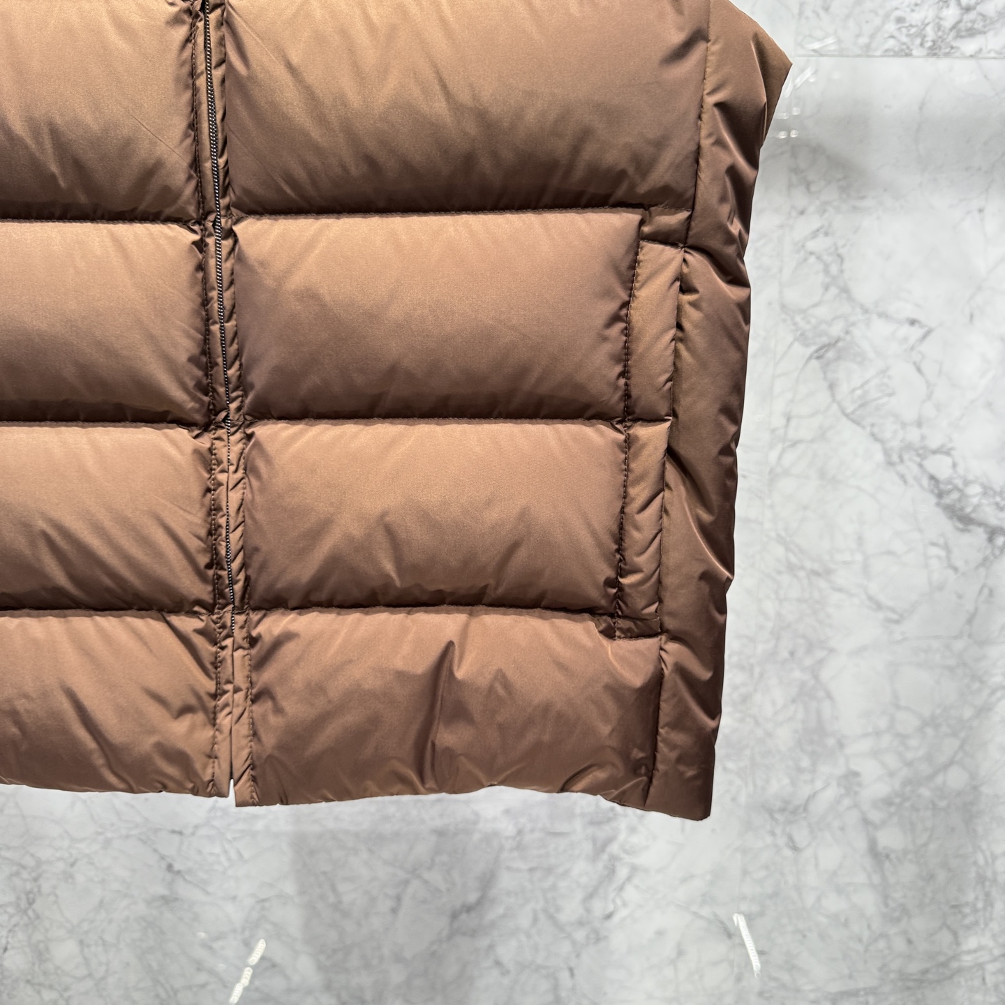 款号690725秋冬新品发布，啪嗒最新款羽绒马甲出货，全部原版购入，今年最新色，无论面料和辅料，真正做到