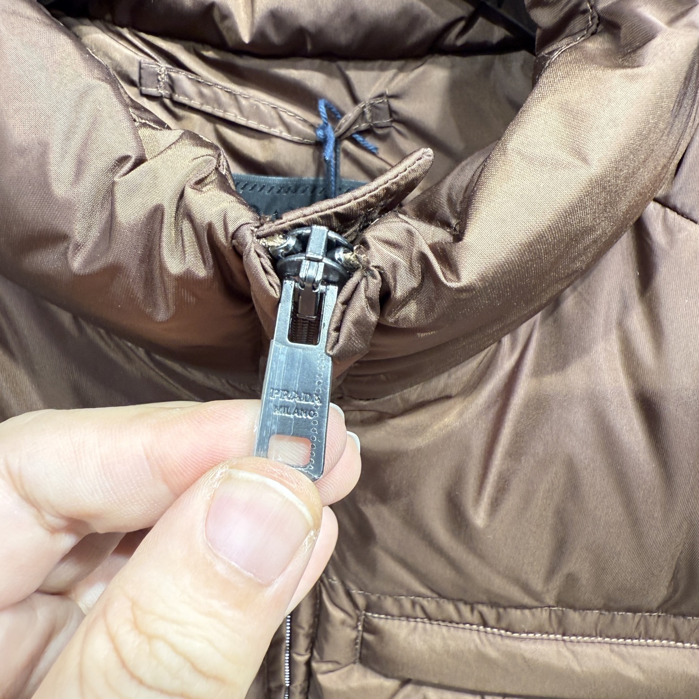 款号690725秋冬新品发布，啪嗒最新款羽绒马甲出货，全部原版购入，今年最新色，无论面料和辅料，真正做到