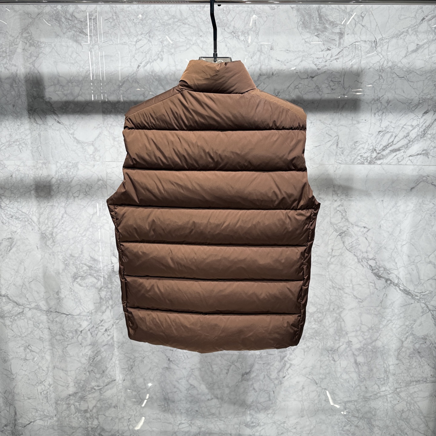 款号690725秋冬新品发布，啪嗒最新款羽绒马甲出货，全部原版购入，今年最新色，无论面料和辅料，真正做到