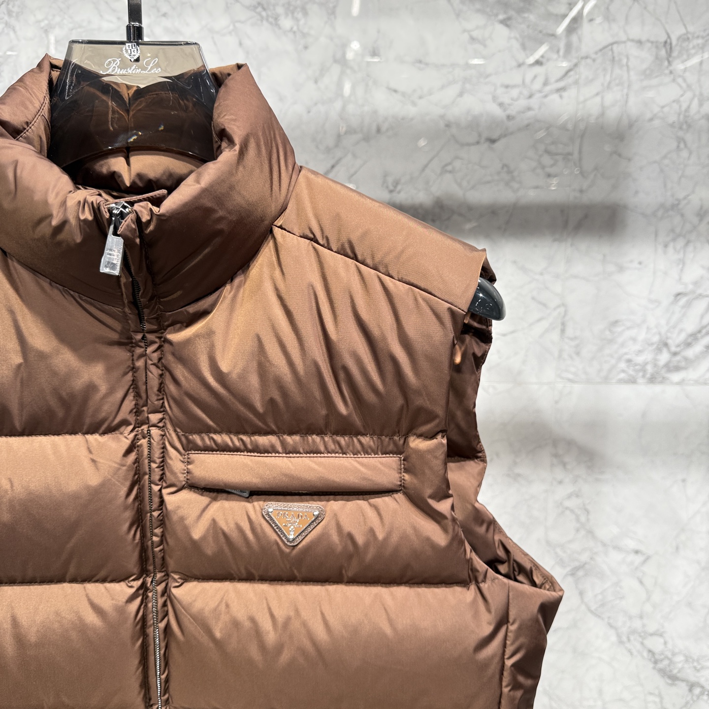 款号690725秋冬新品发布，啪嗒最新款羽绒马甲出货，全部原版购入，今年最新色，无论面料和辅料，真正做到