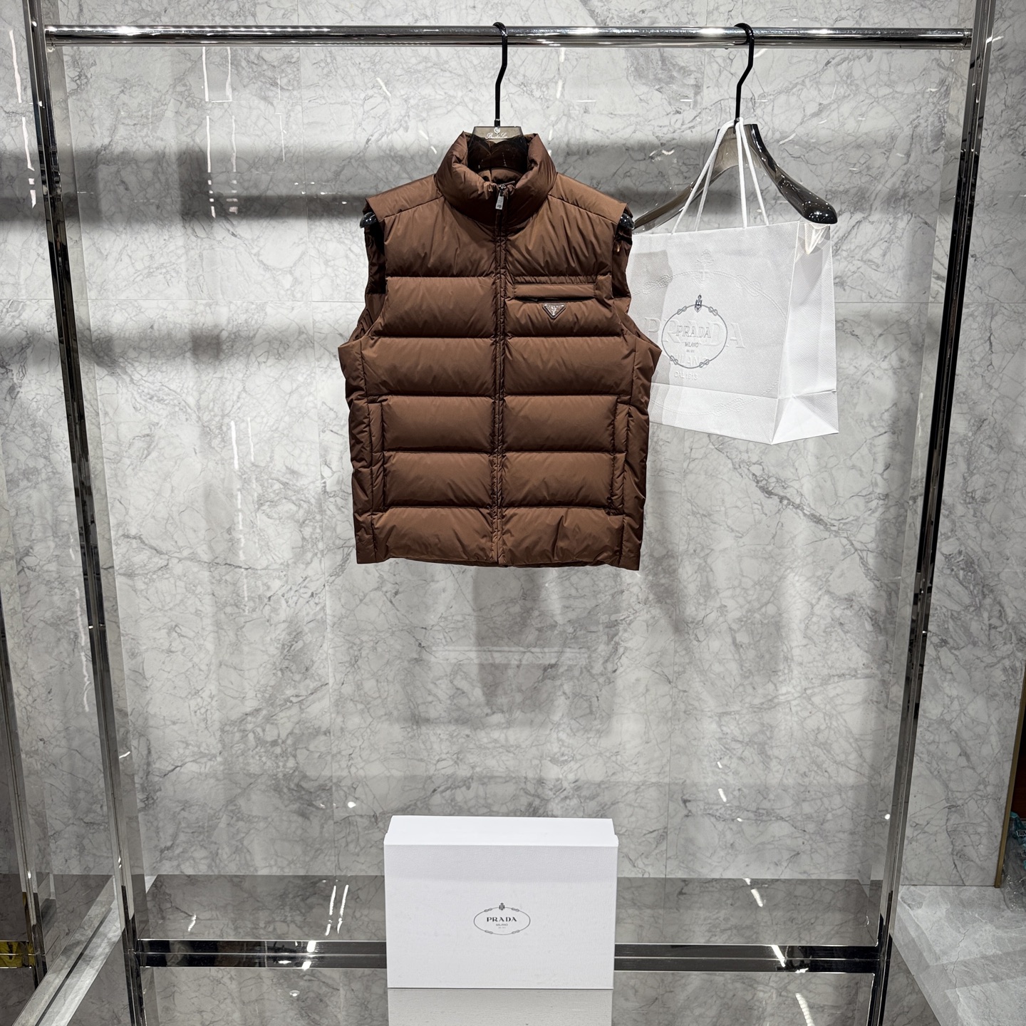 款号690725秋冬新品发布，啪嗒最新款羽绒马甲出货，全部原版购入，今年最新色，无论面料和辅料，真正做到