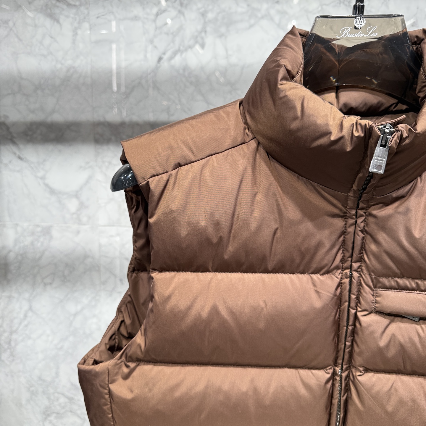 款号690725秋冬新品发布，啪嗒最新款羽绒马甲出货，全部原版购入，今年最新色，无论面料和辅料，真正做到