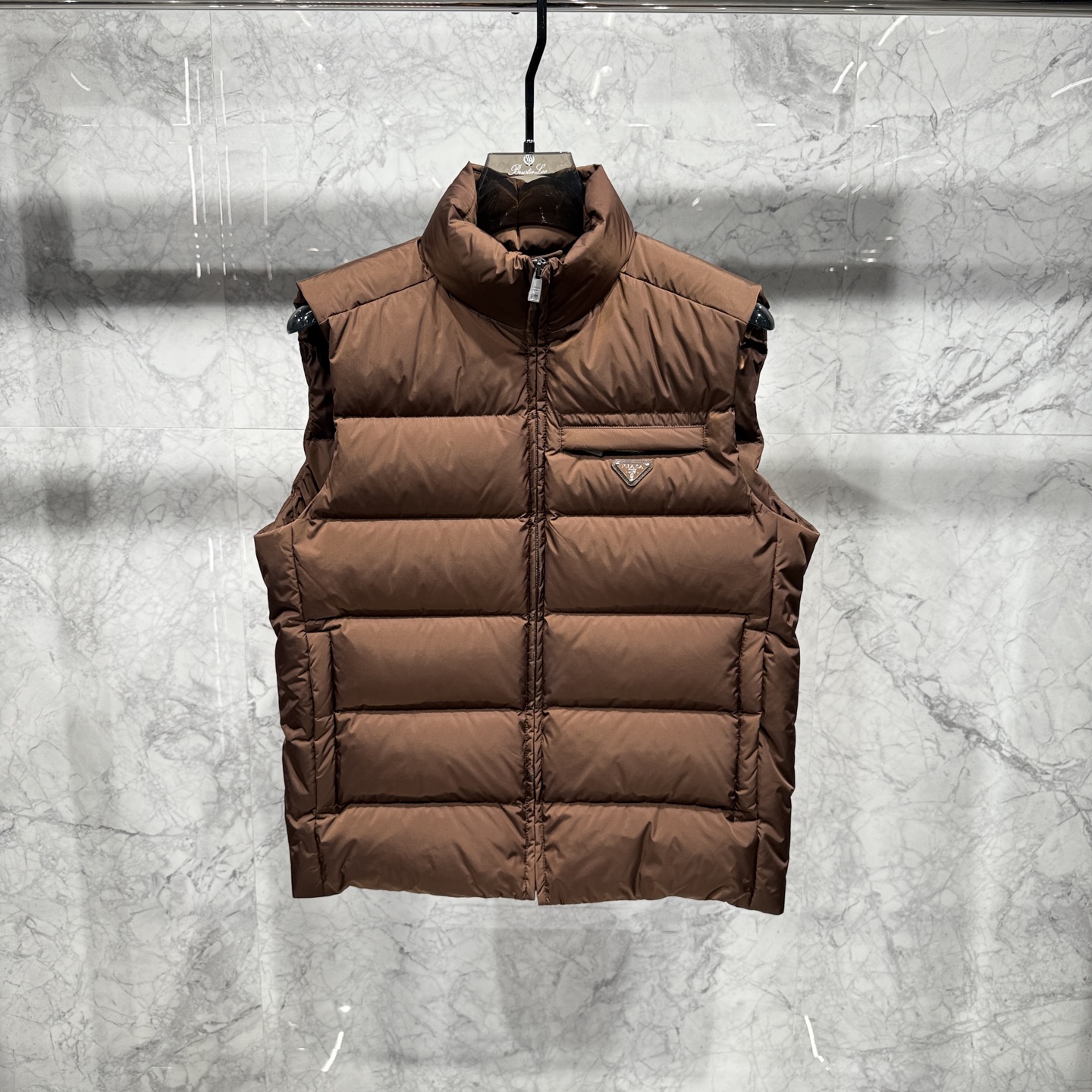 款号690725秋冬新品发布，啪嗒最新款羽绒马甲出货，全部原版购入，今年最新色，无论面料和辅料，真正做到