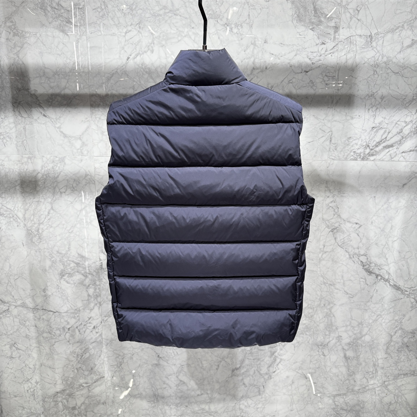 款号690725秋冬新品发布，啪嗒最新款羽绒马甲出货，全部原版购入，今年最新色，无论面料和辅料，真正做到