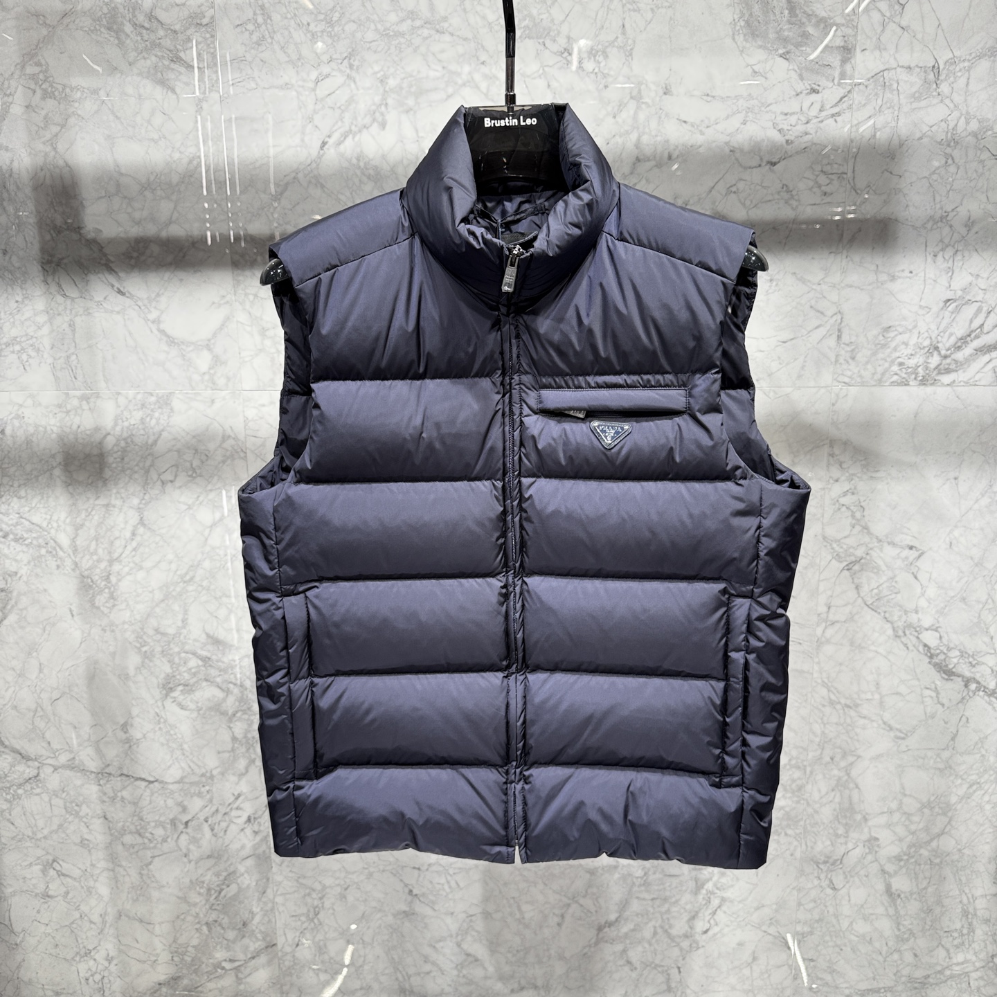 款号690725秋冬新品发布，啪嗒最新款羽绒马甲出货，全部原版购入，今年最新色，无论面料和辅料，真正做到