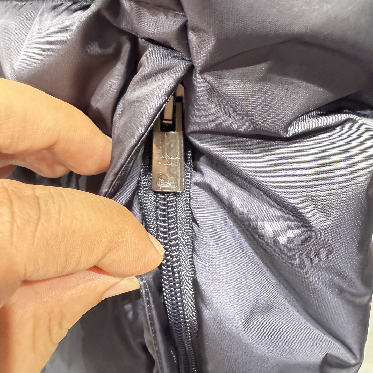 款号690725秋冬新品发布，啪嗒最新款羽绒马甲出货，全部原版购入，今年最新色，无论面料和辅料，真正做到