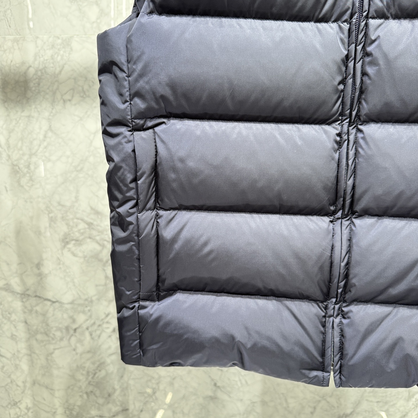 款号690725秋冬新品发布，啪嗒最新款羽绒马甲出货，全部原版购入，今年最新色，无论面料和辅料，真正做到