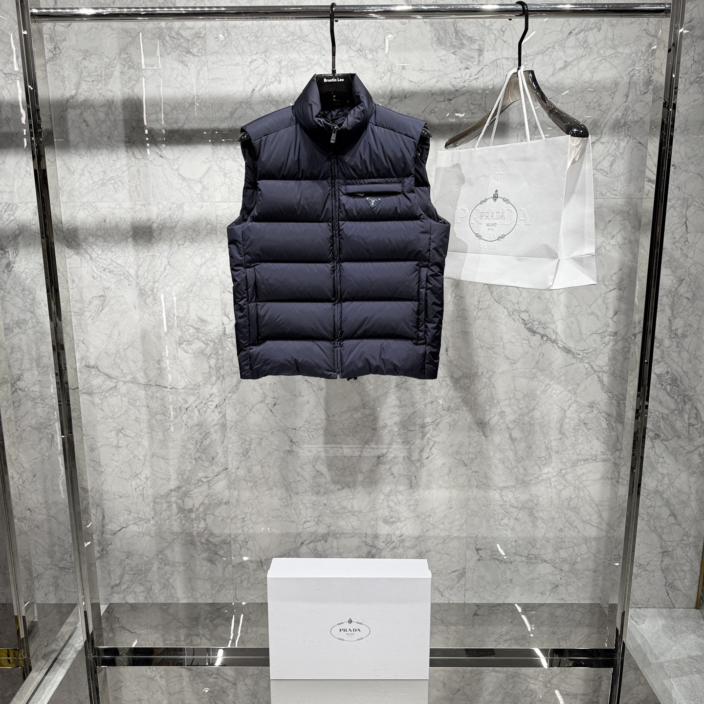 款号690725秋冬新品发布，啪嗒最新款羽绒马甲出货，全部原版购入，今年最新色，无论面料和辅料，真正做到