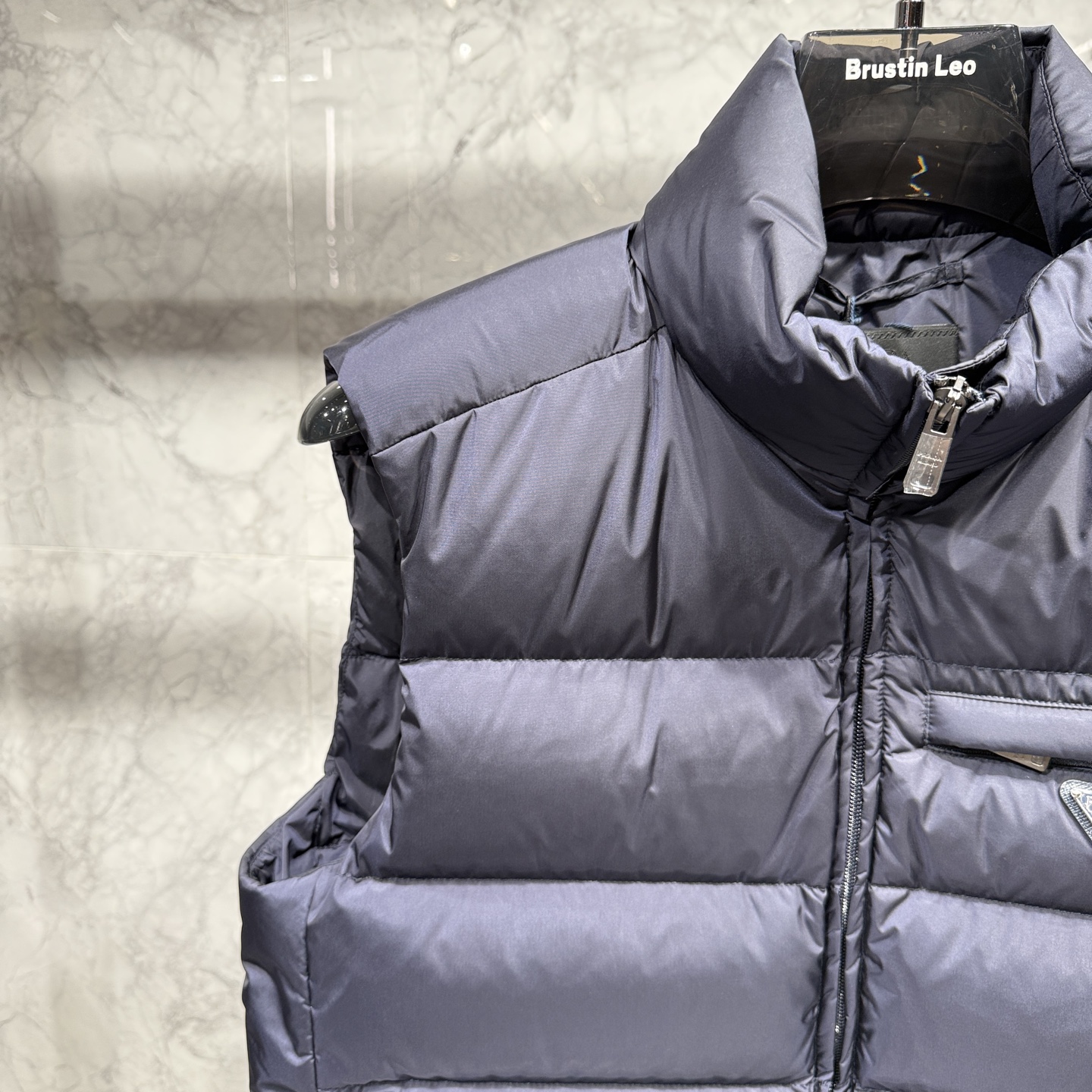 款号690725秋冬新品发布，啪嗒最新款羽绒马甲出货，全部原版购入，今年最新色，无论面料和辅料，真正做到