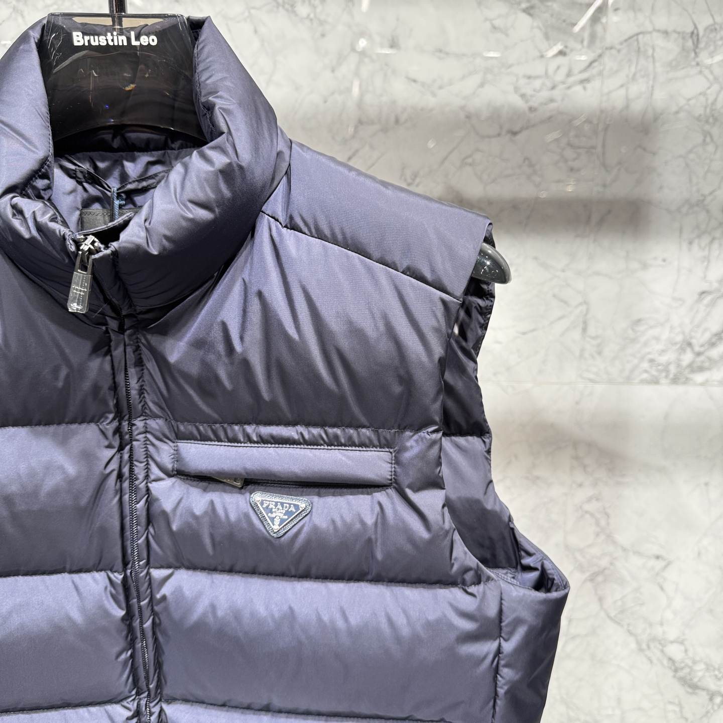 款号690725秋冬新品发布，啪嗒最新款羽绒马甲出货，全部原版购入，今年最新色，无论面料和辅料，真正做到