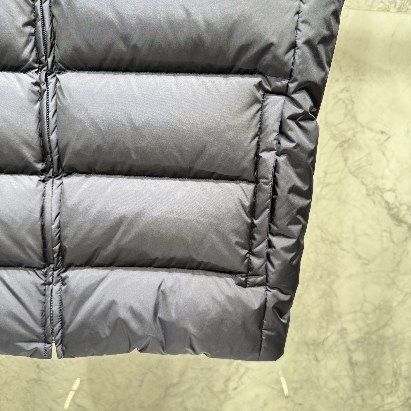 款号690725秋冬新品发布，啪嗒最新款羽绒马甲出货，全部原版购入，今年最新色，无论面料和辅料，真正做到