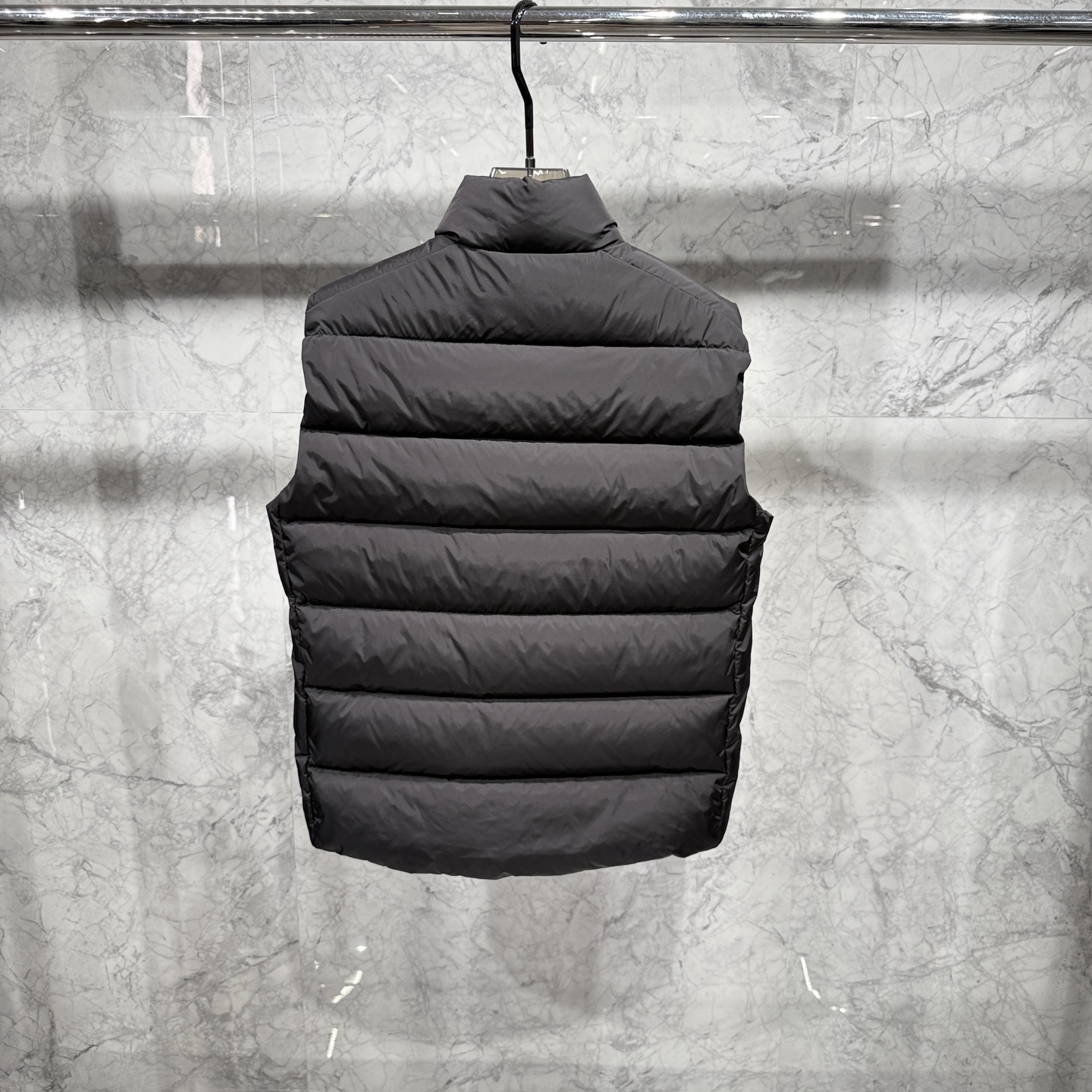 款号690725秋冬新品发布，啪嗒最新款羽绒马甲出货，全部原版购入，今年最新色，无论面料和辅料，真正做到