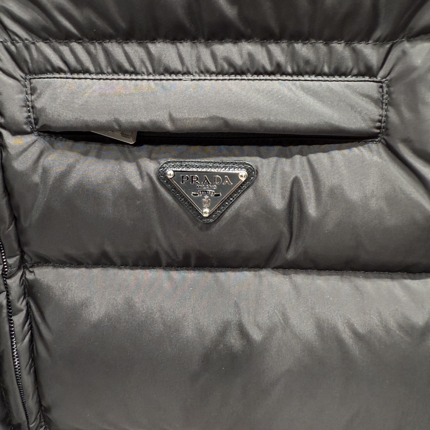 款号690725秋冬新品发布，啪嗒最新款羽绒马甲出货，全部原版购入，今年最新色，无论面料和辅料，真正做到