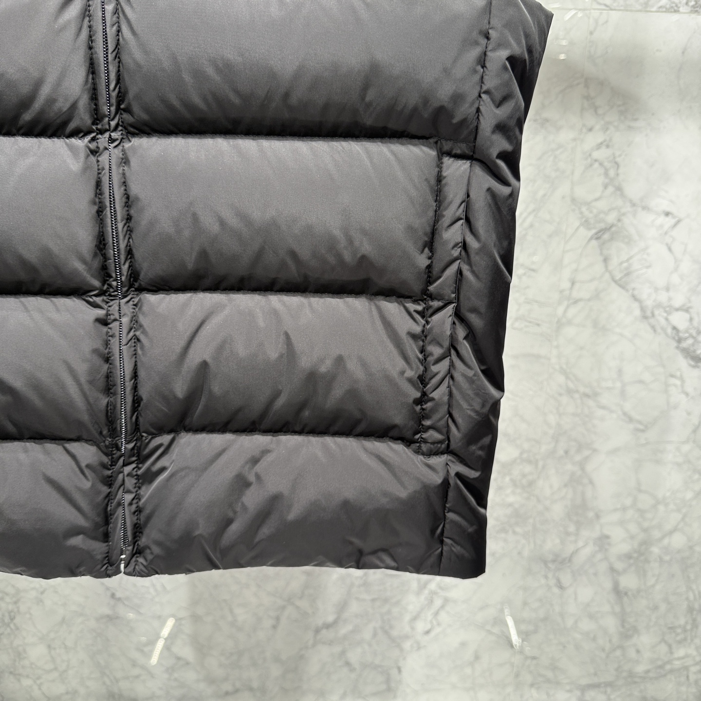 款号690725秋冬新品发布，啪嗒最新款羽绒马甲出货，全部原版购入，今年最新色，无论面料和辅料，真正做到