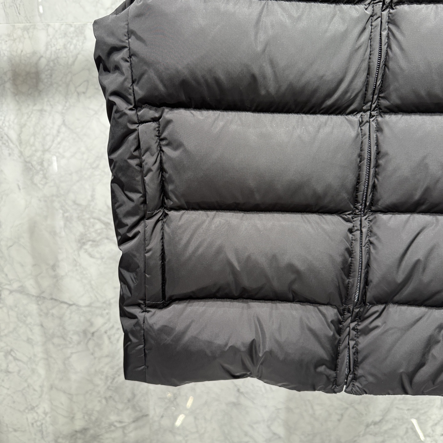 款号690725秋冬新品发布，啪嗒最新款羽绒马甲出货，全部原版购入，今年最新色，无论面料和辅料，真正做到