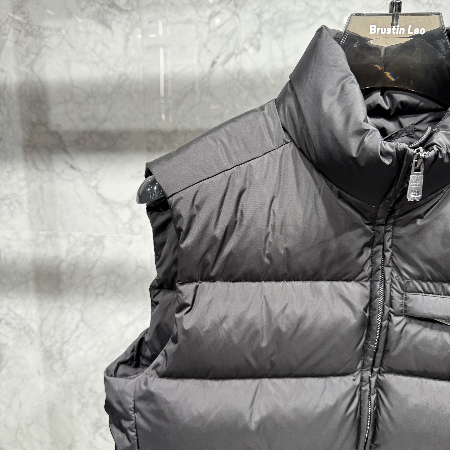 款号690725秋冬新品发布，啪嗒最新款羽绒马甲出货，全部原版购入，今年最新色，无论面料和辅料，真正做到