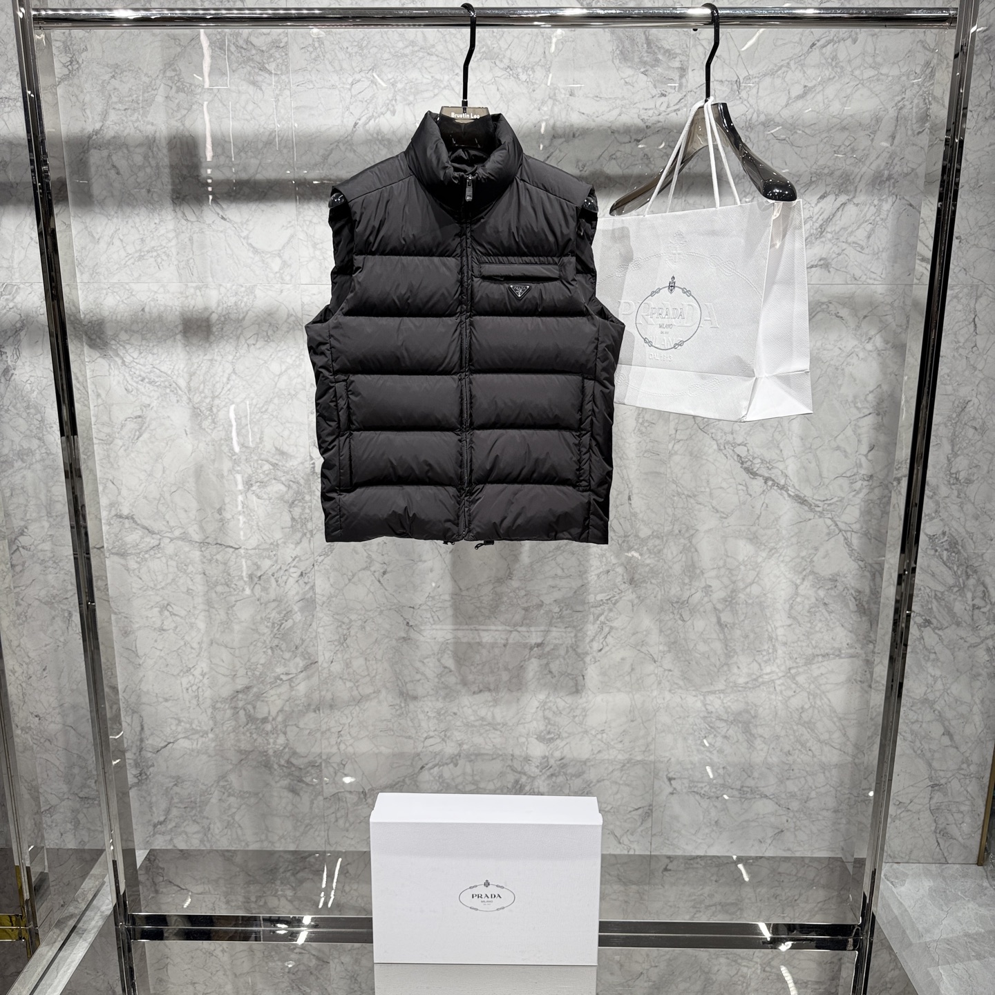 款号690725秋冬新品发布，啪嗒最新款羽绒马甲出货，全部原版购入，今年最新色，无论面料和辅料，真正做到