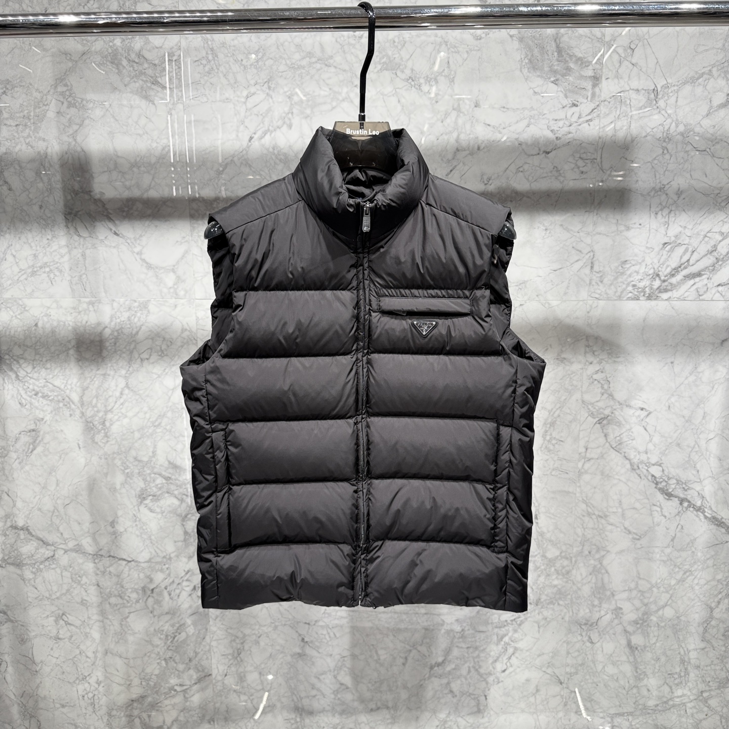 款号690725秋冬新品发布，啪嗒最新款羽绒马甲出货，全部原版购入，今年最新色，无论面料和辅料，真正做到