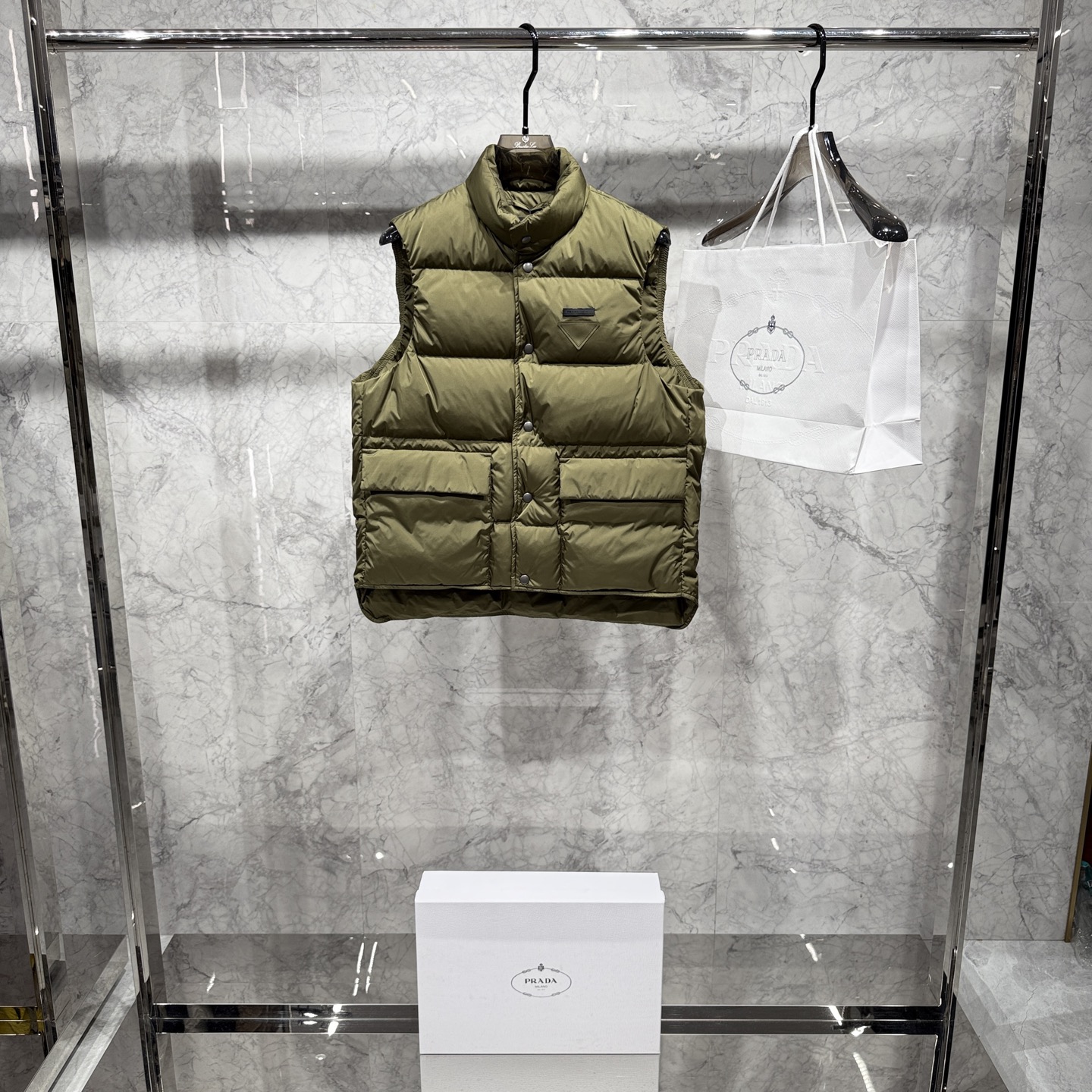 款号690825秋冬新品发布，啪嗒最新工装羽绒马甲出货，原版购入，无论面料及辅料，全部做到了1:1完美复