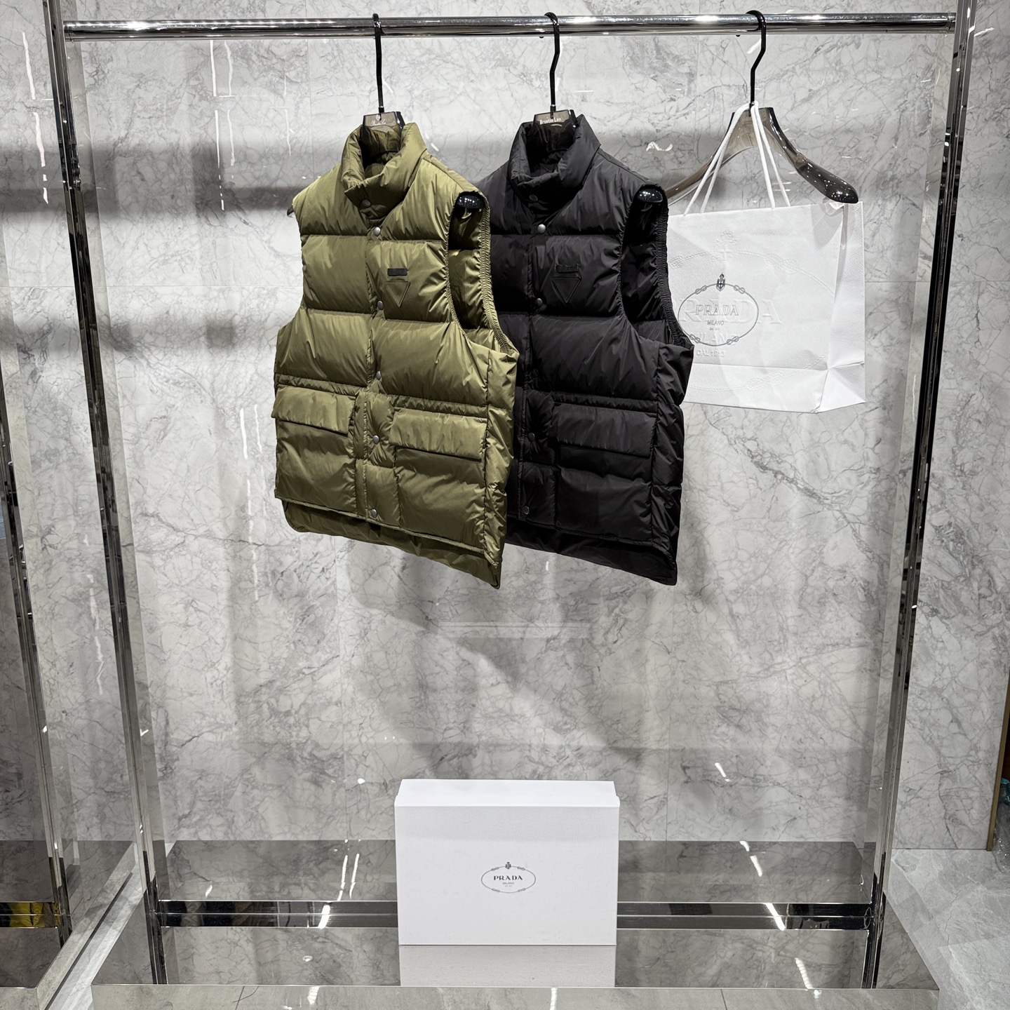 款号690825秋冬新品发布，啪嗒最新工装羽绒马甲出货，原版购入，无论面料及辅料，全部做到了1:1完美复