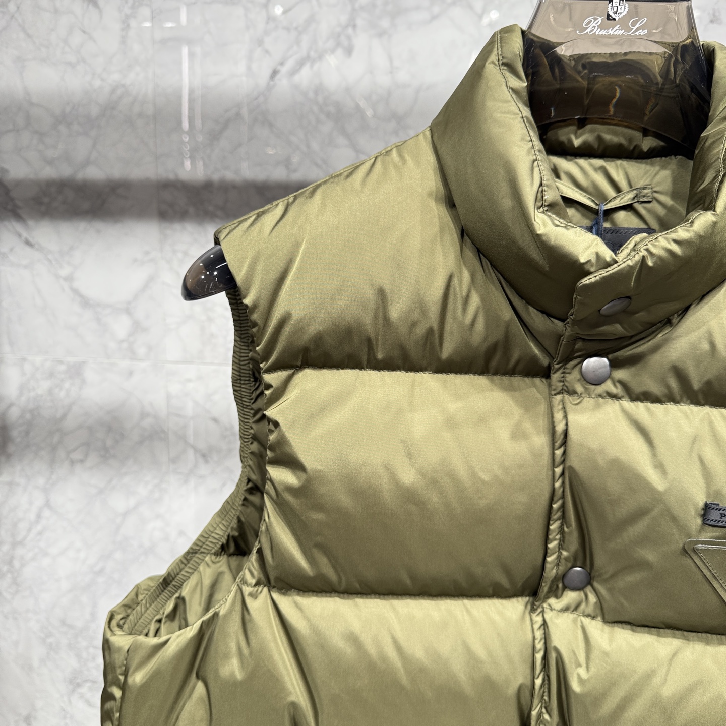 款号690825秋冬新品发布，啪嗒最新工装羽绒马甲出货，原版购入，无论面料及辅料，全部做到了1:1完美复