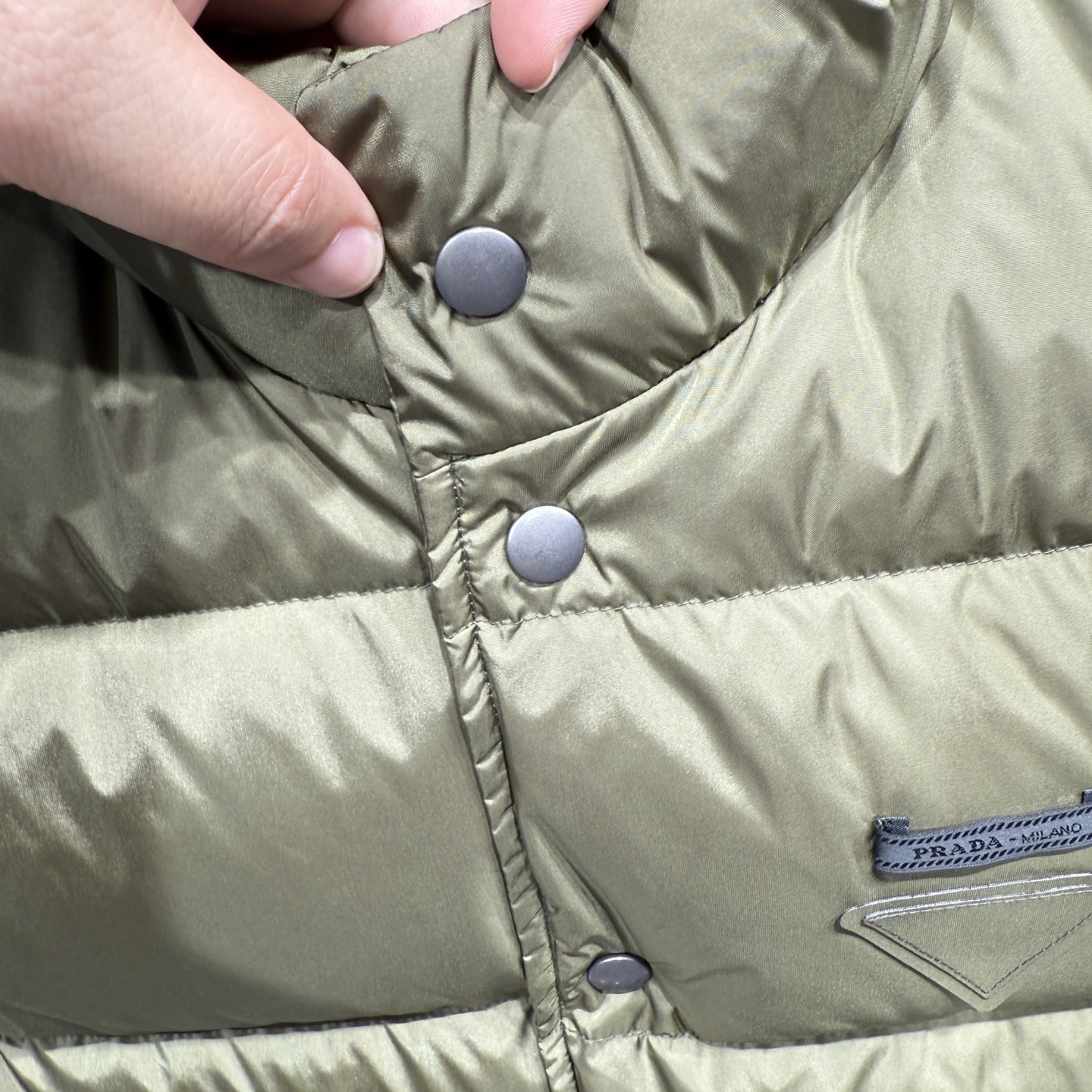 款号690825秋冬新品发布，啪嗒最新工装羽绒马甲出货，原版购入，无论面料及辅料，全部做到了1:1完美复