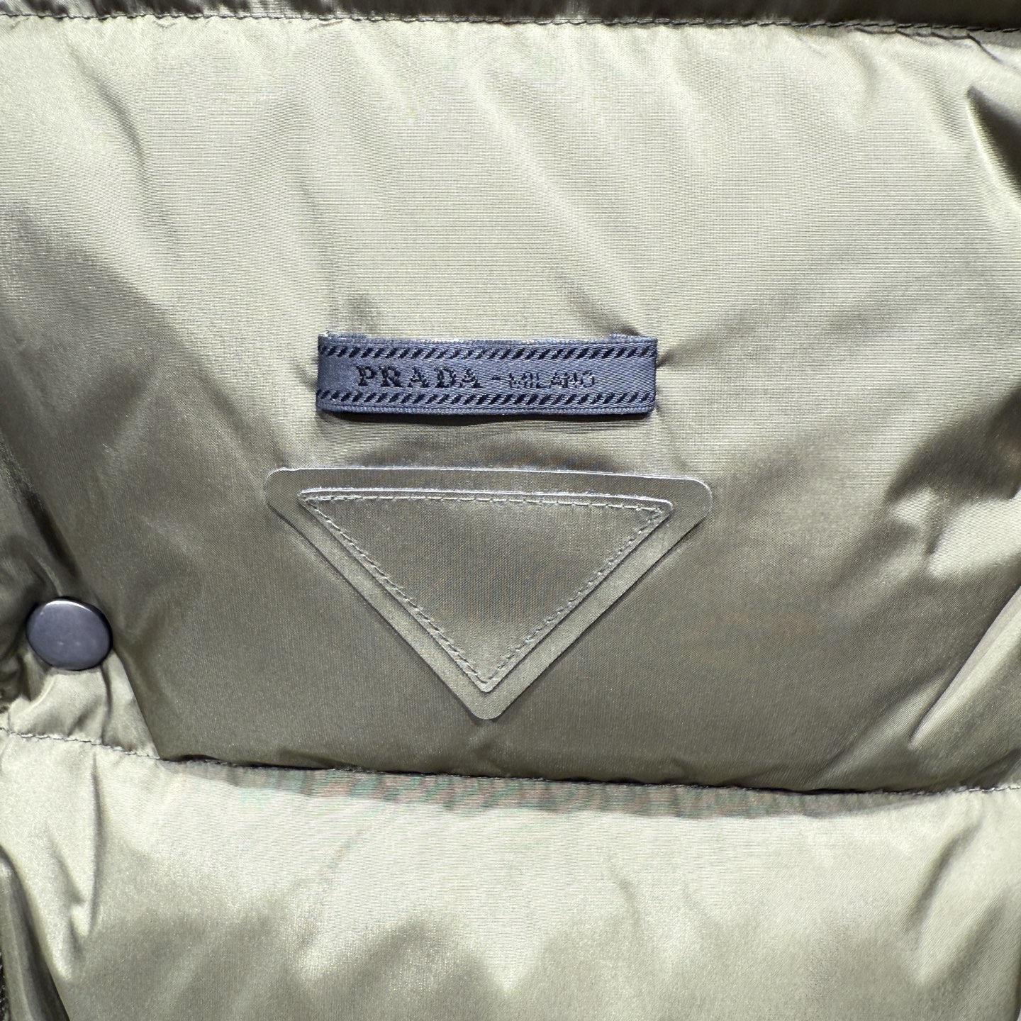 款号690825秋冬新品发布，啪嗒最新工装羽绒马甲出货，原版购入，无论面料及辅料，全部做到了1:1完美复