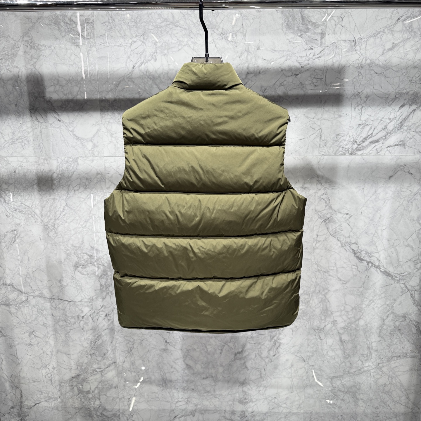 款号690825秋冬新品发布，啪嗒最新工装羽绒马甲出货，原版购入，无论面料及辅料，全部做到了1:1完美复