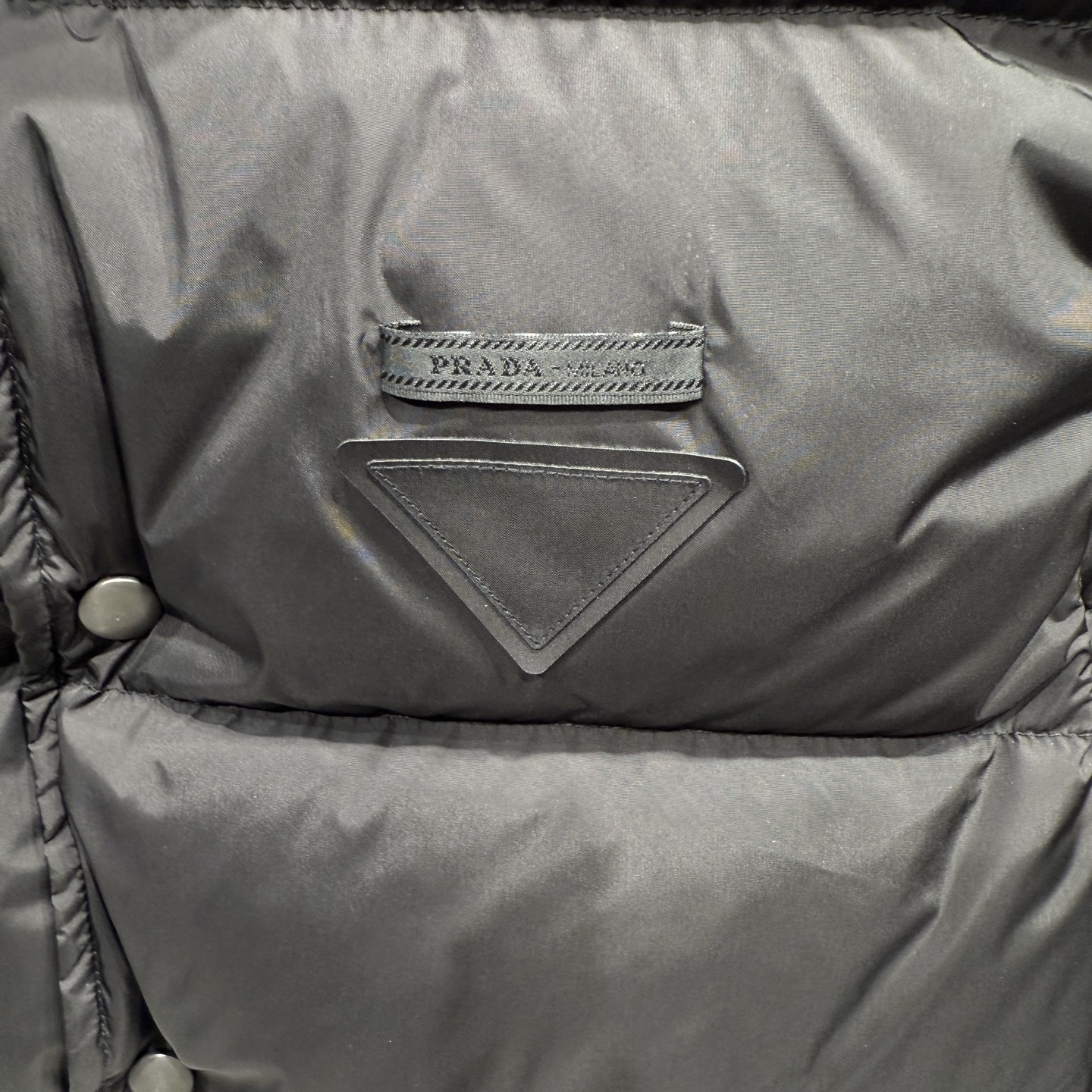 款号690825秋冬新品发布，啪嗒最新工装羽绒马甲出货，原版购入，无论面料及辅料，全部做到了1:1完美复